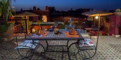 Dîner sur le toit-terrasse, à la lanterne