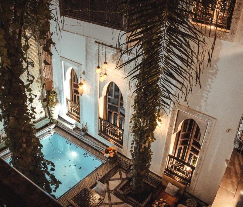 Le patio et sa piscine, à la nuit tombée