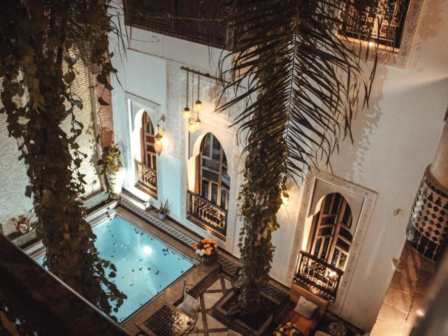 Le patio et sa piscine, à la nuit tombée