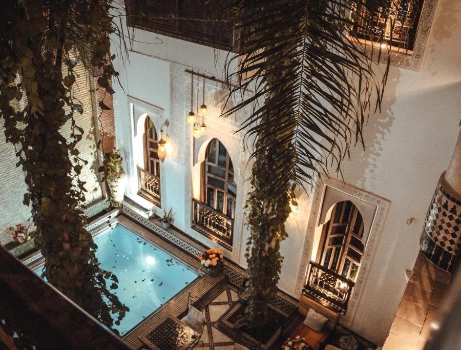 Le patio et sa piscine, à la nuit tombée