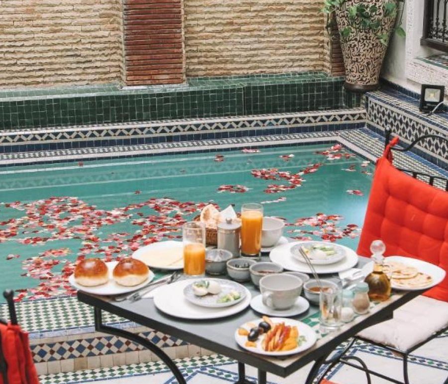 Le petit-déjeuner servi au bord de l’eau